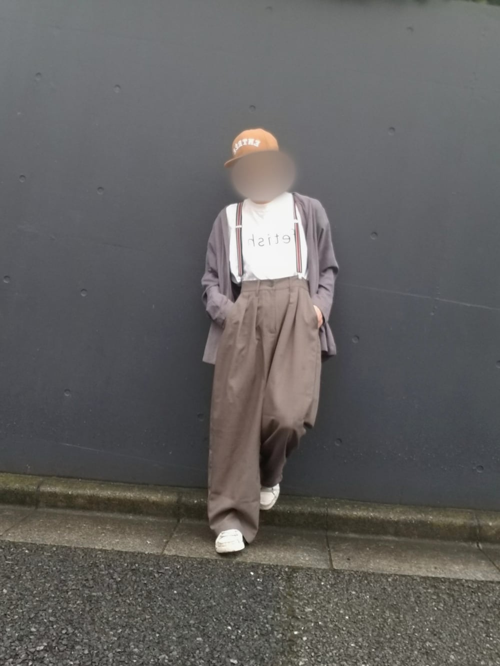 ホワイト系のTシャツ/カットソー、グレー系のカーディガン/ボレロ、ブラウン系のスラックスを着用したメンズの夏コーディネートの3枚目の写真