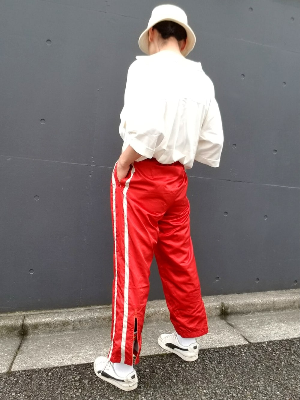 ホワイト系のシャツ/ブラウス、ホワイト系のタンクトップ、レッド系のその他パンツを着用したメンズの夏コーディネートの4枚目の写真