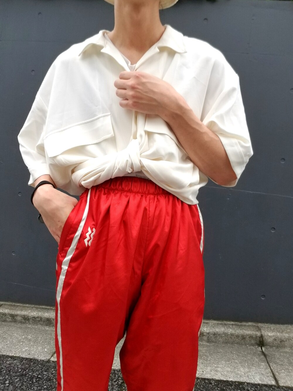 ホワイト系のシャツ/ブラウス、ホワイト系のタンクトップ、レッド系のその他パンツを着用したメンズの夏コーディネートの5枚目の写真
