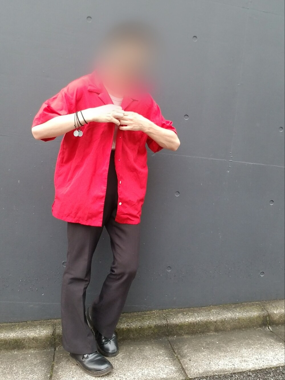 レッド系のシャツ/ブラウス、ホワイト系のタンクトップ、ブラック系のスラックスを着用したメンズの夏コーディネートの3枚目の写真