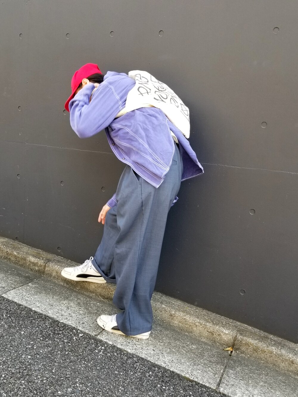 パープル系のシャツ/ブラウス、ホワイト系のトートバッグ、グレー系のスラックスを着用したメンズの夏コーディネートの3枚目の写真