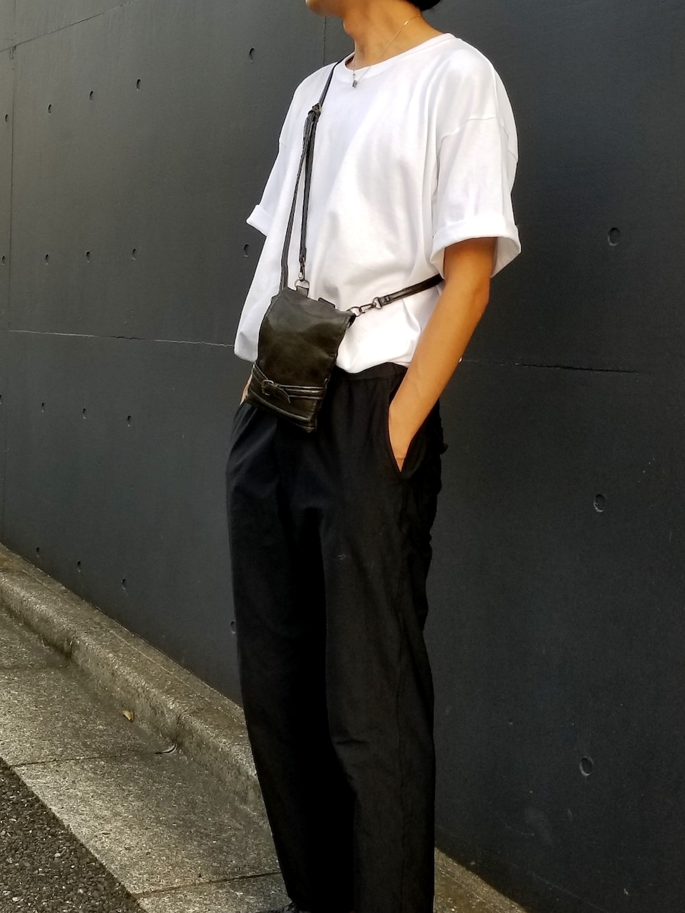 ホワイト系のTシャツ/カットソー、ブラック系のその他パンツ、ブラック系のボディバッグ/ウエストポーチを着用したメンズの夏コーディネートの2枚目の写真