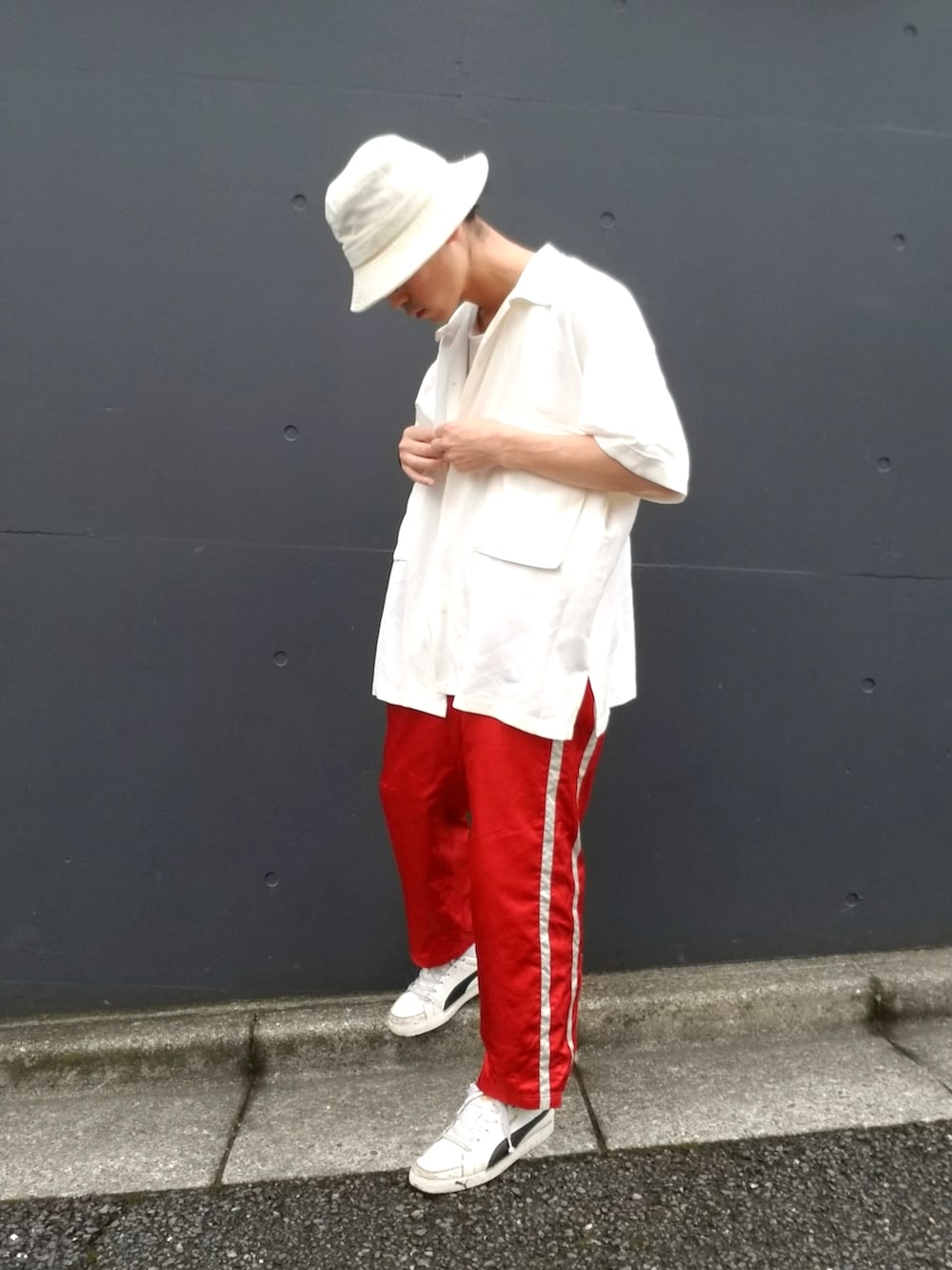 ホワイト系のシャツ/ブラウス、ホワイト系のタンクトップ、レッド系のその他パンツを着用したメンズの夏コーディネートの3枚目の写真