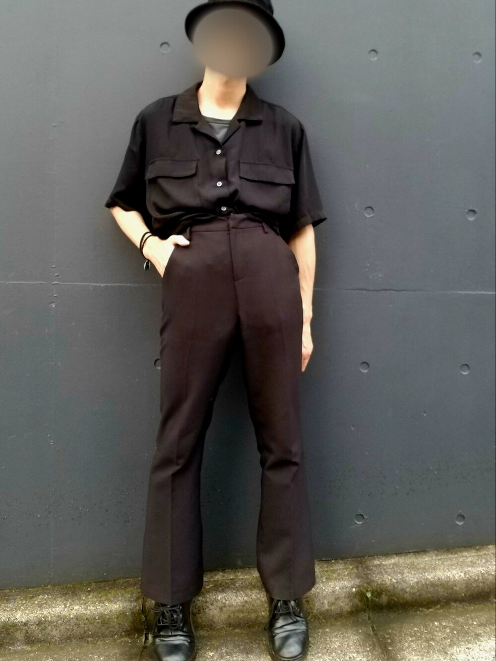 グレー系のタンクトップ、ブラック系のシャツ/ブラウス、ブラック系のスラックスを着用したメンズの夏コーディネートの2枚目の写真