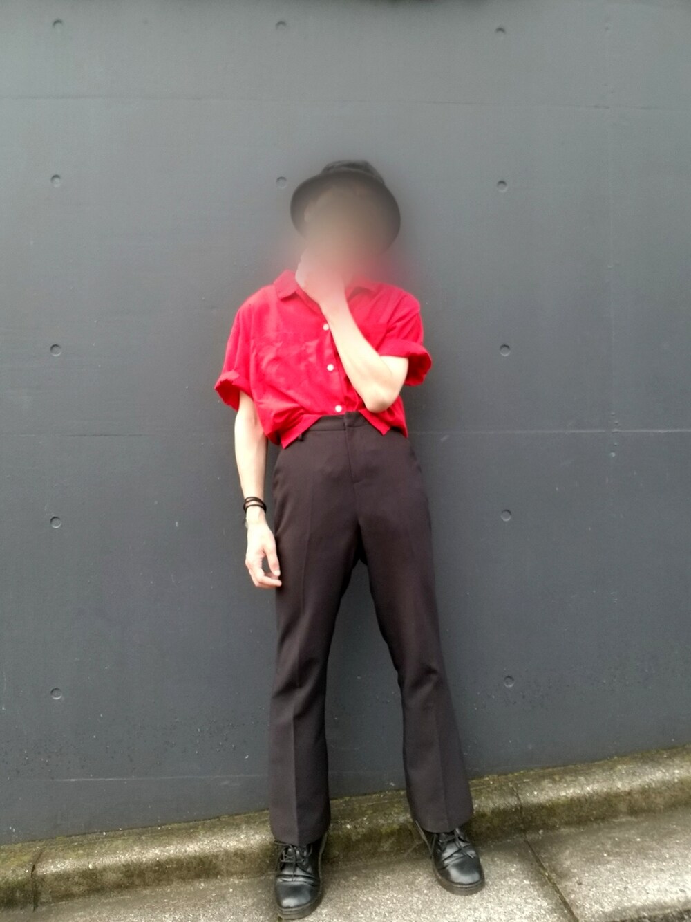 レッド系のシャツ/ブラウス、ホワイト系のタンクトップ、ブラック系のスラックスを着用したメンズの夏コーディネートの4枚目の写真