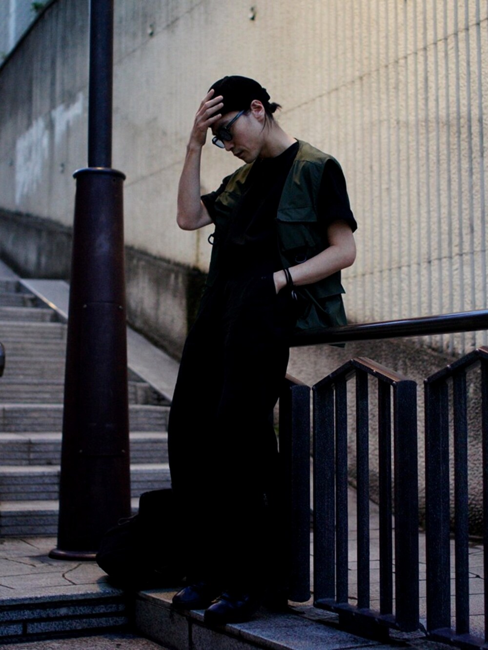 グリーン系のベスト、ブラック系のその他パンツ、ブラック系のローファーを着用したメンズの秋コーディネートの2枚目の写真