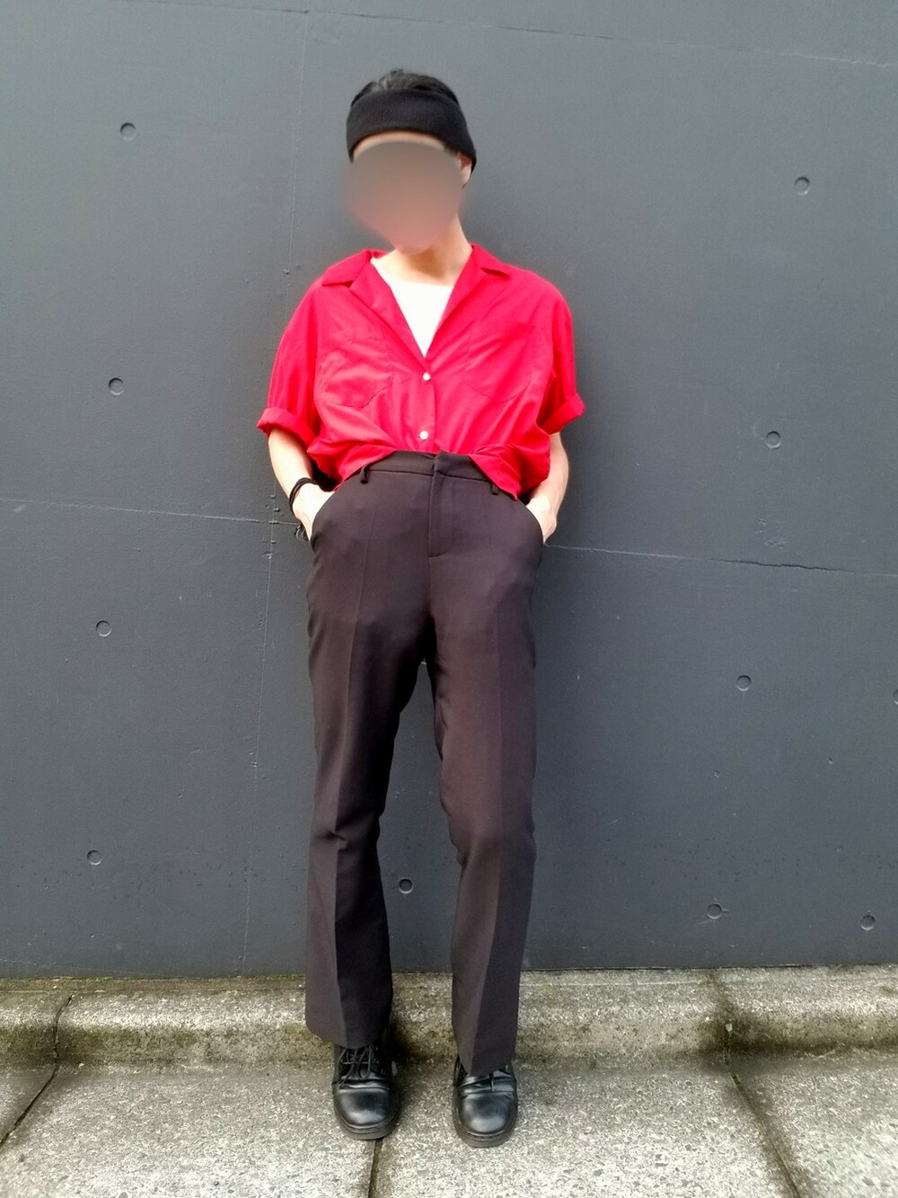 レッド系のシャツ/ブラウス、ホワイト系のタンクトップ、ブラック系のスラックスを着用したメンズの夏コーディネートの2枚目の写真