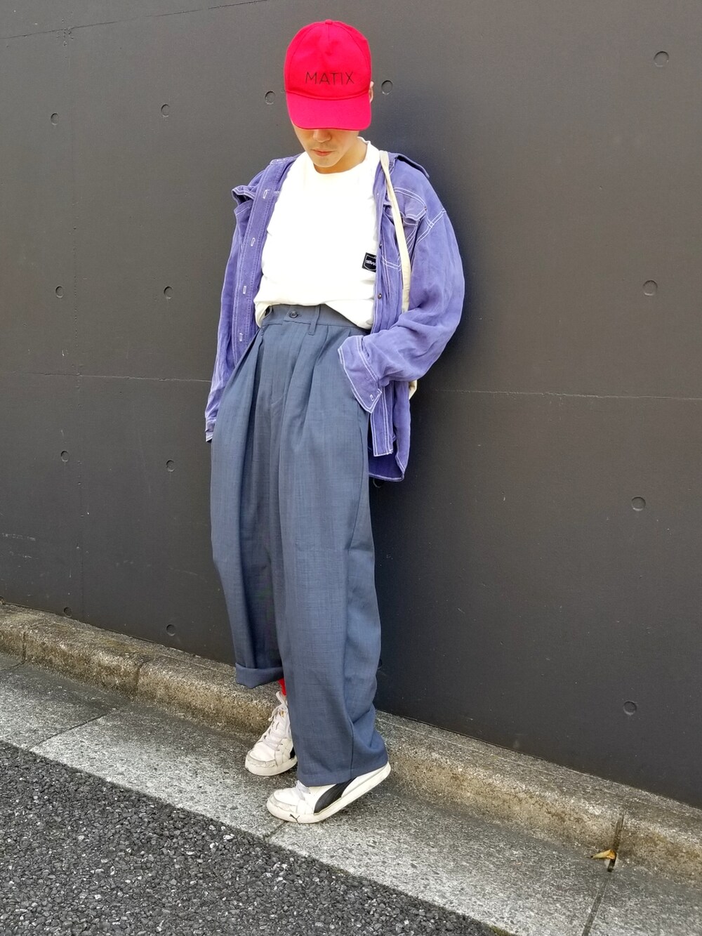 パープル系のシャツ/ブラウス、ホワイト系のトートバッグ、グレー系のスラックスを着用したメンズの夏コーディネートの2枚目の写真