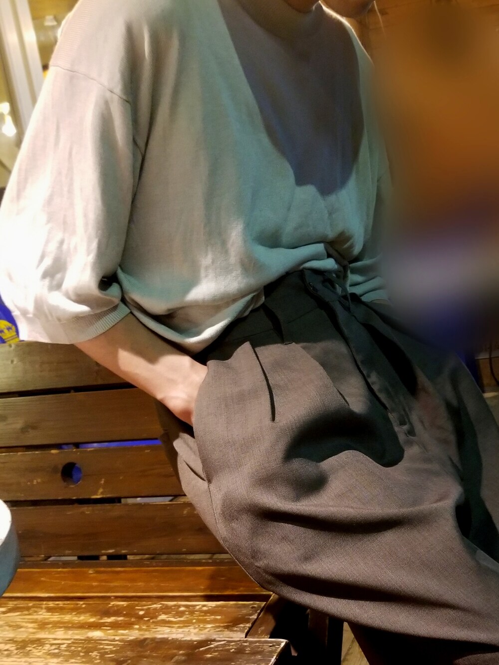 グレー系のニット/セーター、ブラウン系のスラックス、ブラウン系のハットを着用したメンズの夏コーディネートの2枚目の写真