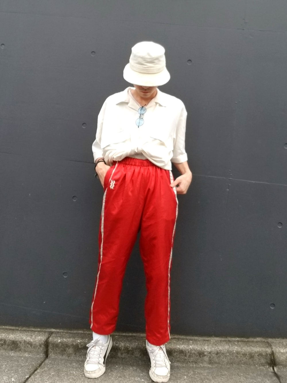 ホワイト系のシャツ/ブラウス、ホワイト系のタンクトップ、レッド系のその他パンツを着用したメンズの夏コーディネートの2枚目の写真