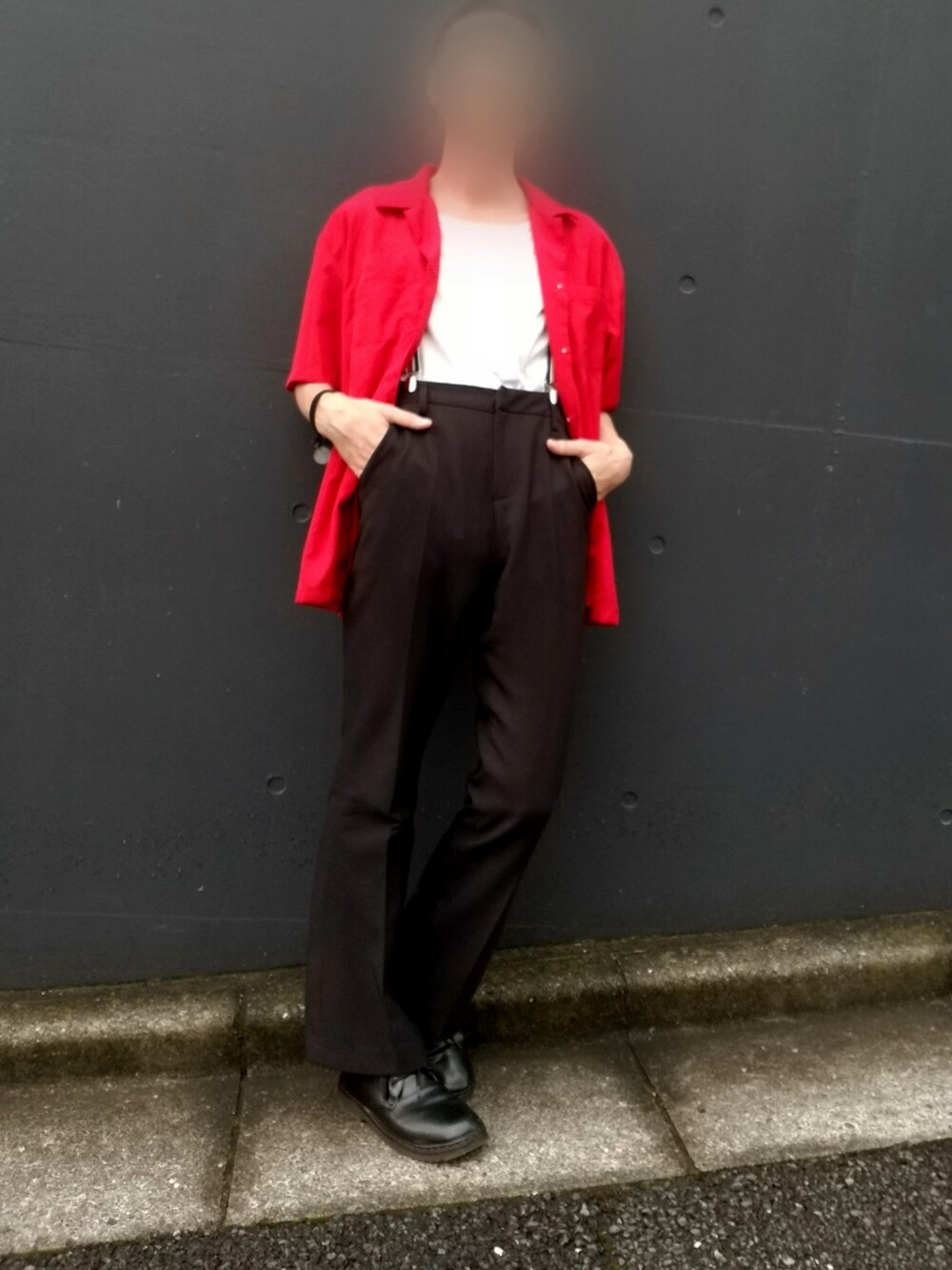 レッド系のシャツ/ブラウス、ホワイト系のタンクトップ、ブラック系のスラックスを着用したメンズの夏コーディネートの2枚目の写真