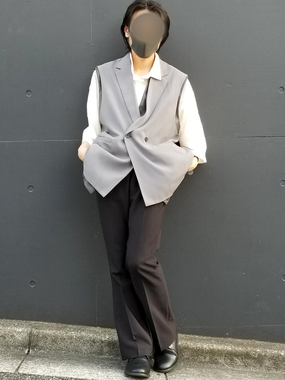 ブラック系のスラックス、ホワイト系のシャツ/ブラウス、グレー系のベストを着用したメンズの夏コーディネートの2枚目の写真