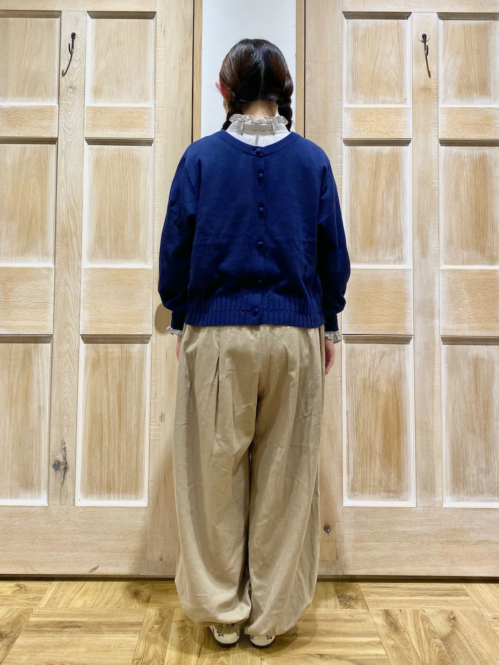 「春、大人ガーリー、カジュアルガーリー、おしゃれさんと繋がりたい、ゆべしコラボ、ゆべし×SamansaMos2、サマンサ モスモス(Samansa Mos2)、Samansa Mos2、SM2、ニット、カーディガン、ネイビー、ベージュ、バルーンパンツ、ブラウス」｜「Samansa Mos2のアイテム（カーディガン/ボレロ、ブルー系）」を使った、Kotoneさん（レディース・151cm）の春コーディネートの3枚目の写真
