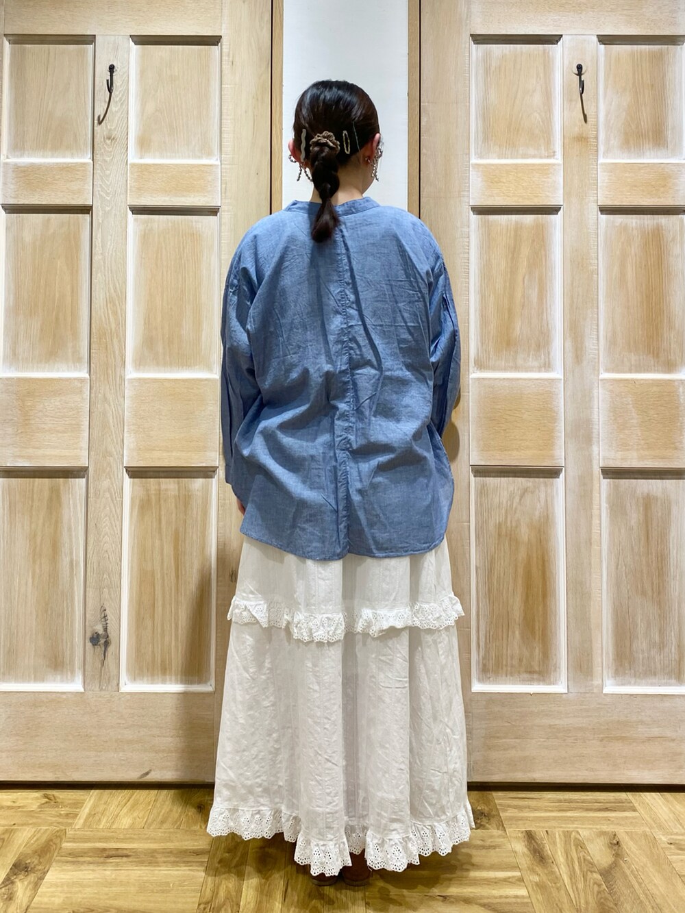 ブルー系のシャツ/ブラウス、イエロー系のTシャツ/カットソー、ホワイト系のスカートを着用したレディースの夏コーディネートの3枚目の写真