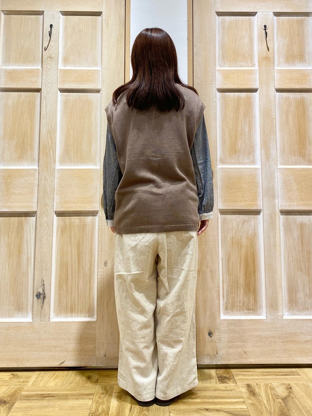 ブラック系のシャツ/ブラウス、ブラウン系のベスト、ホワイト系のその他パンツを着用したレディースの秋コーディネートの3枚目の写真