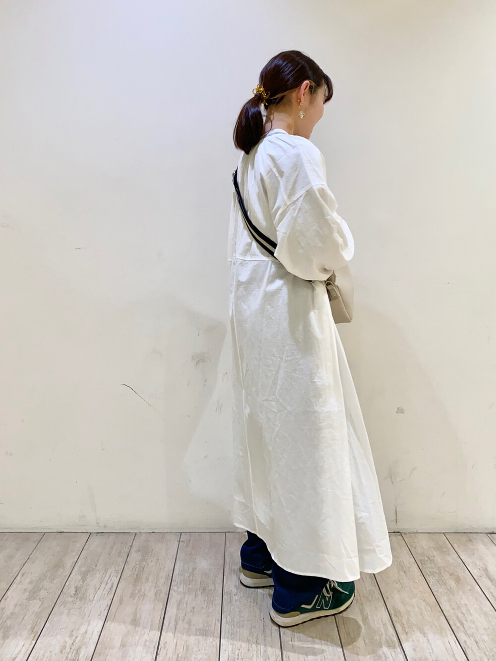 「春コーデ、パンツスタイル、カジュアル、春服、デニム、低身長コーデ、おしゃれさんと繋がりたい、オールマイティボトム、シャツワンピ、シャツワンピース、ロゴT、ehka sopo、エヘカソポ、デニムパンツ、カジュアルスタイル」｜「ehka sopoのワイドベルトショルダーバッグ（ハンドバッグ、ホワイト系）」を使った、Kotoneさん（レディース・151cm）の冬コーディネートの2枚目の写真