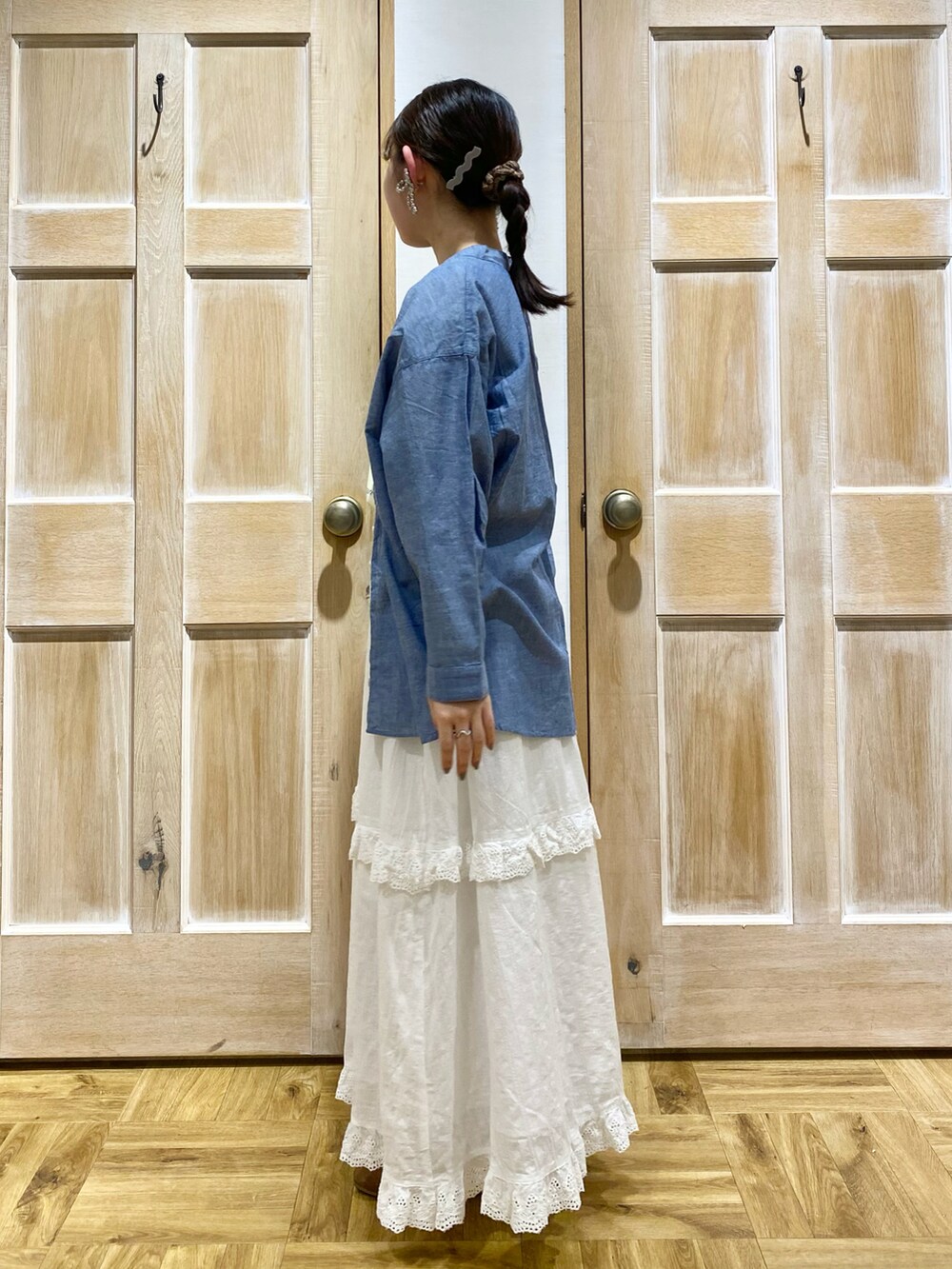 ブルー系のシャツ/ブラウス、イエロー系のTシャツ/カットソー、ホワイト系のスカートを着用したレディースの夏コーディネートの2枚目の写真