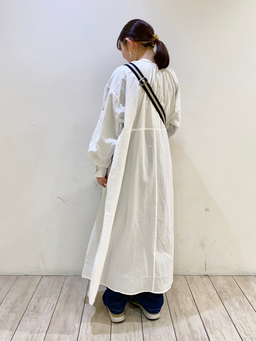 「春コーデ、パンツスタイル、カジュアル、春服、デニム、低身長コーデ、おしゃれさんと繋がりたい、オールマイティボトム、シャツワンピ、シャツワンピース、ロゴT、ehka sopo、エヘカソポ、デニムパンツ、カジュアルスタイル」｜「ehka sopoのワイドベルトショルダーバッグ（ハンドバッグ、ホワイト系）」を使った、Kotoneさん（レディース・151cm）の冬コーディネートの3枚目の写真