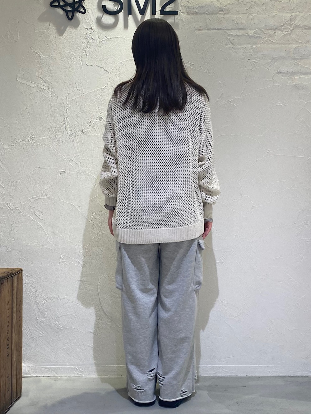 「ラクチンコーデ、低身長女子、レイヤードコーデ、楽チンコーデ、ニット、メッシュ、スウェットパンツ、カーゴパンツ、ゆるコーデ、春コーデ、春、重ね着、エヘカソポ、ehka sopo、スニーカー」｜「ehka sopoの花柄メッシュニットプルオーバー（ニット/セーター、ホワイト系）」を使った、Kotoneさん（骨格ストレート・レディース・151cm）の春コーディネートの4枚目の写真