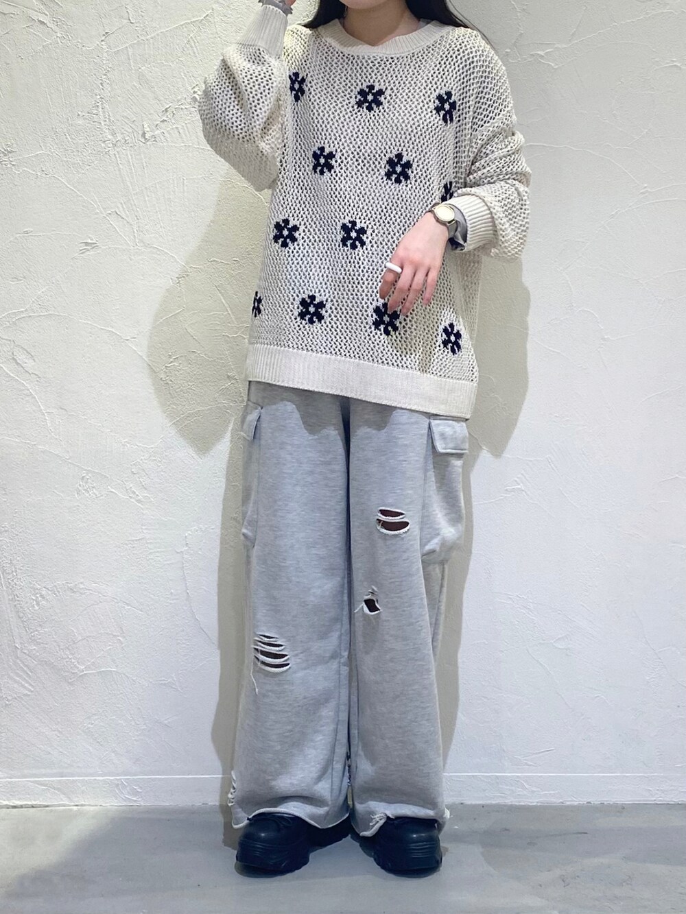 「ラクチンコーデ、低身長女子、レイヤードコーデ、楽チンコーデ、ニット、メッシュ、スウェットパンツ、カーゴパンツ、ゆるコーデ、春コーデ、春、重ね着、エヘカソポ、ehka sopo、スニーカー」｜「ehka sopoの花柄メッシュニットプルオーバー（ニット/セーター、ホワイト系）」を使った、Kotoneさん（骨格ストレート・レディース・151cm）の春コーディネートの2枚目の写真