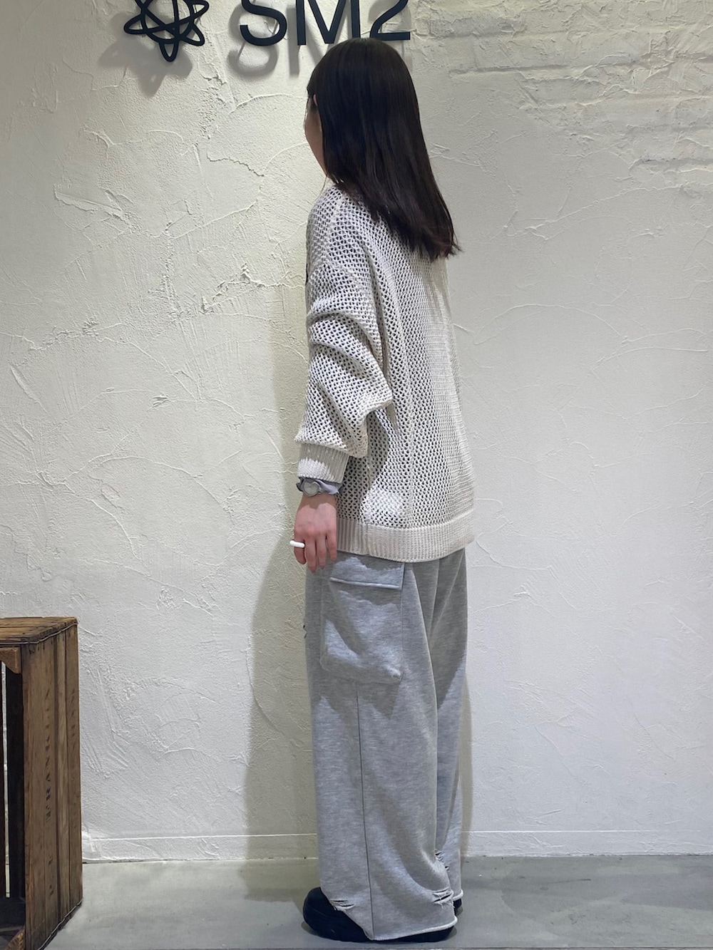 「ラクチンコーデ、低身長女子、レイヤードコーデ、楽チンコーデ、ニット、メッシュ、スウェットパンツ、カーゴパンツ、ゆるコーデ、春コーデ、春、重ね着、エヘカソポ、ehka sopo、スニーカー」｜「ehka sopoの花柄メッシュニットプルオーバー（ニット/セーター、ホワイト系）」を使った、Kotoneさん（骨格ストレート・レディース・151cm）の春コーディネートの3枚目の写真