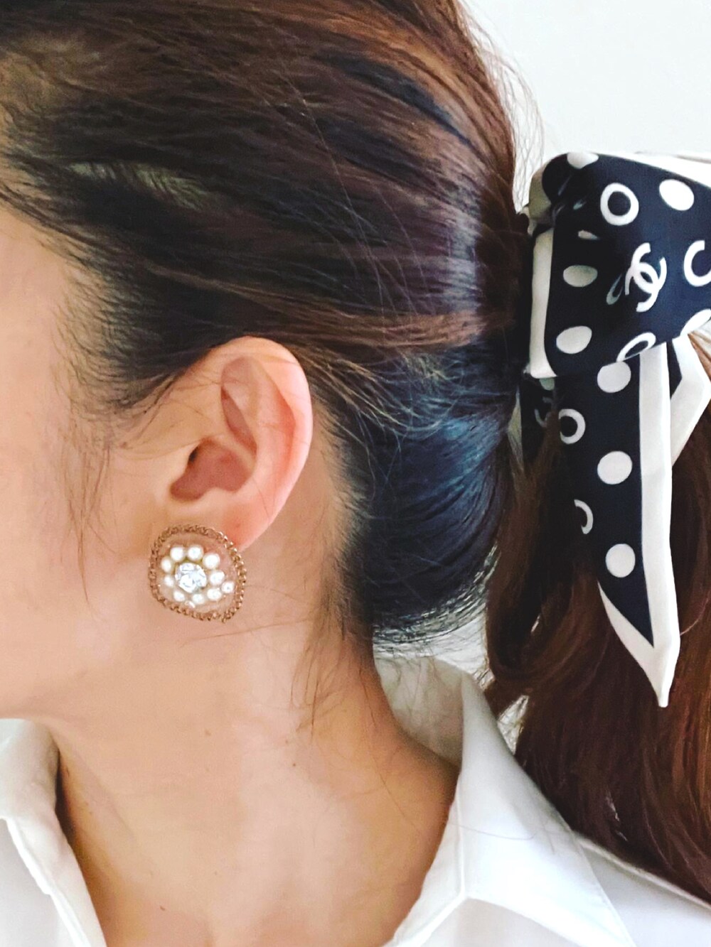 パープル系のスラックス、パープル系のパンプス、ホワイト系の腕時計を着用したレディースの秋コーディネートの2枚目の写真