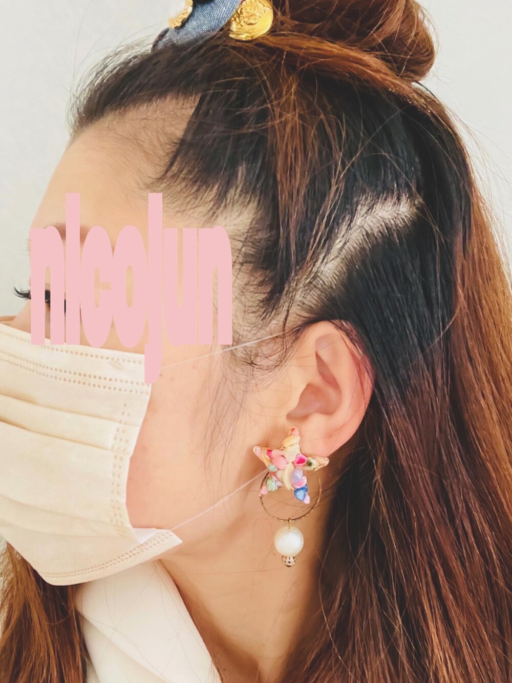 ホワイト系のパーカー、ブルー系のスカート、ベージュ系のショルダーバッグを着用したレディースの秋コーディネートの2枚目の写真