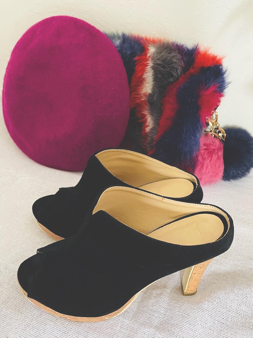 ブラウン系のメガネを着用したレディースの秋コーディネートの2枚目の写真