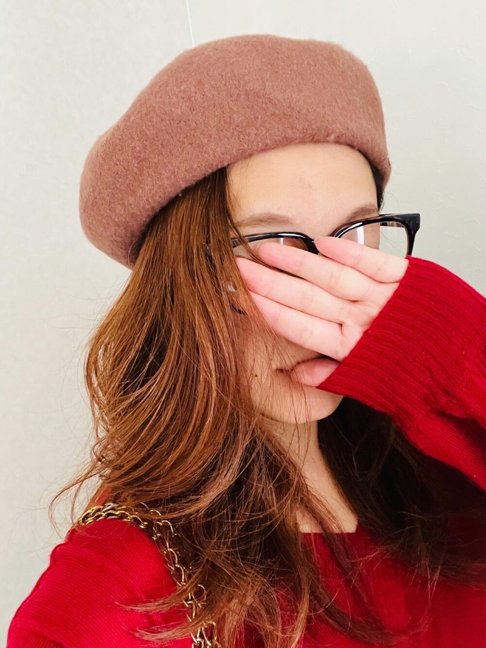 ブラウン系のメガネを着用したレディースの秋コーディネートの2枚目の写真