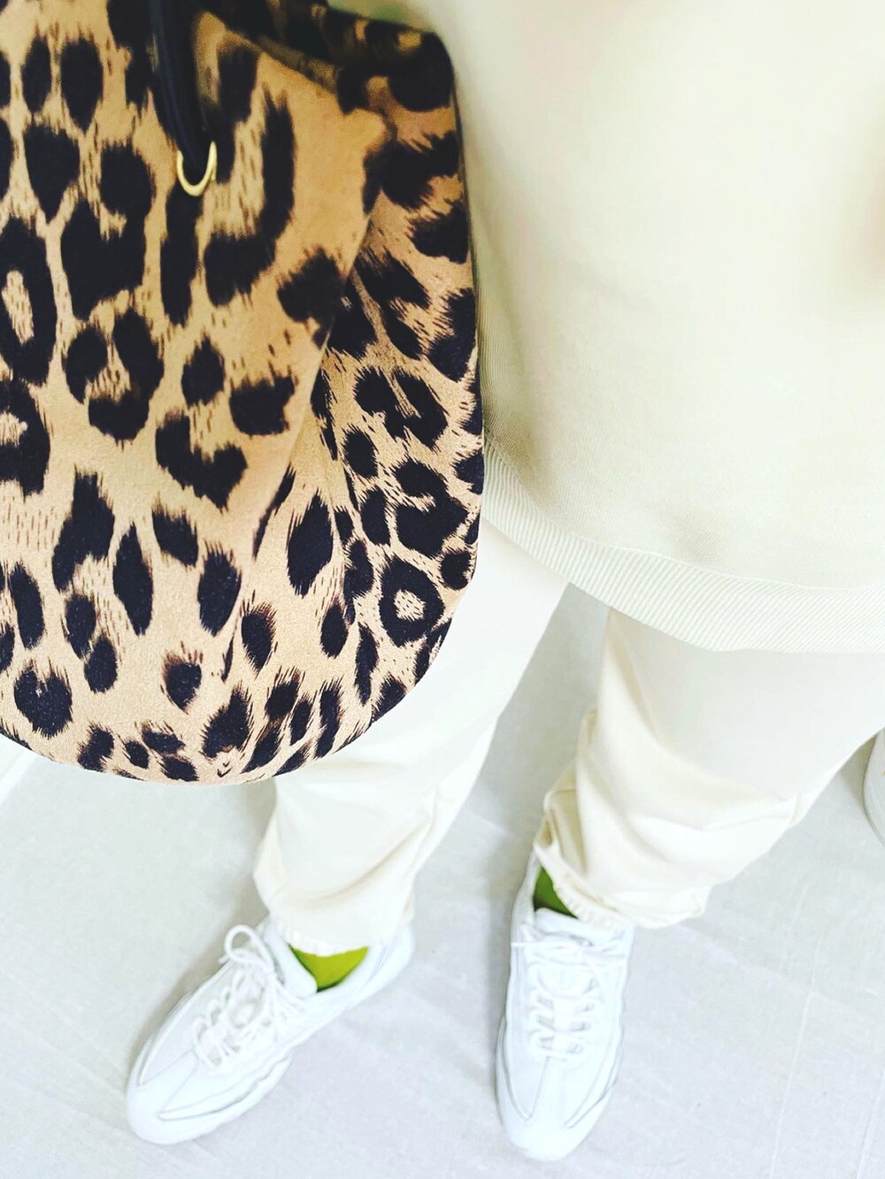 ベージュ系のスウェット、ベージュ系のスウェットパンツ、ホワイト系のスニーカーを着用したレディースの秋コーディネートの2枚目の写真