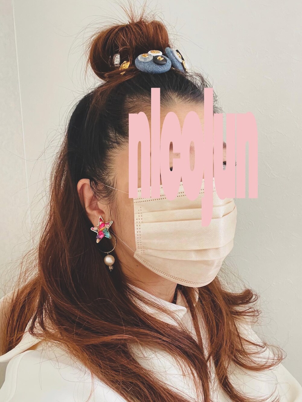 ホワイト系のパーカー、ブルー系のスカート、ベージュ系のショルダーバッグを着用したレディースの秋コーディネートの4枚目の写真