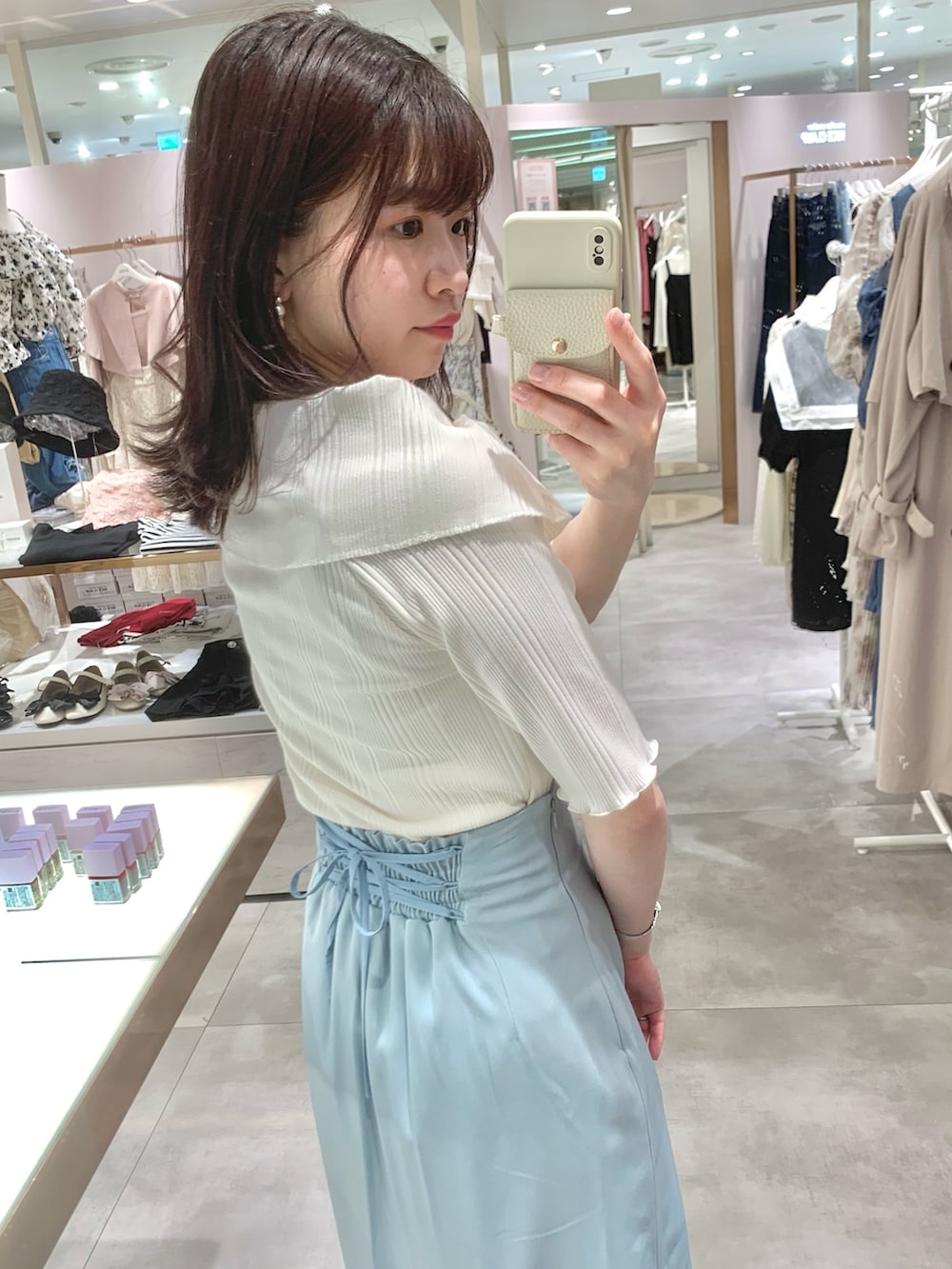 ホワイト系のTシャツ/カットソー、ホワイト系のキャミソール、ホワイト系のショルダーバッグを着用したレディースの春コーディネートの2枚目の写真