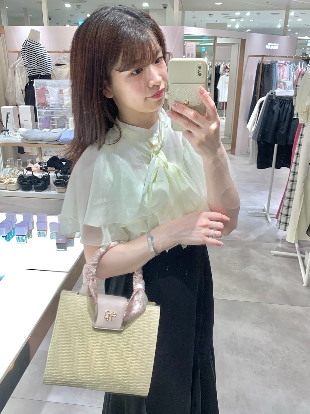 ホワイト系のサンダル、ベージュ系のスカート、ホワイト系のシャツ/ブラウスを着用したレディースの夏コーディネートの3枚目の写真