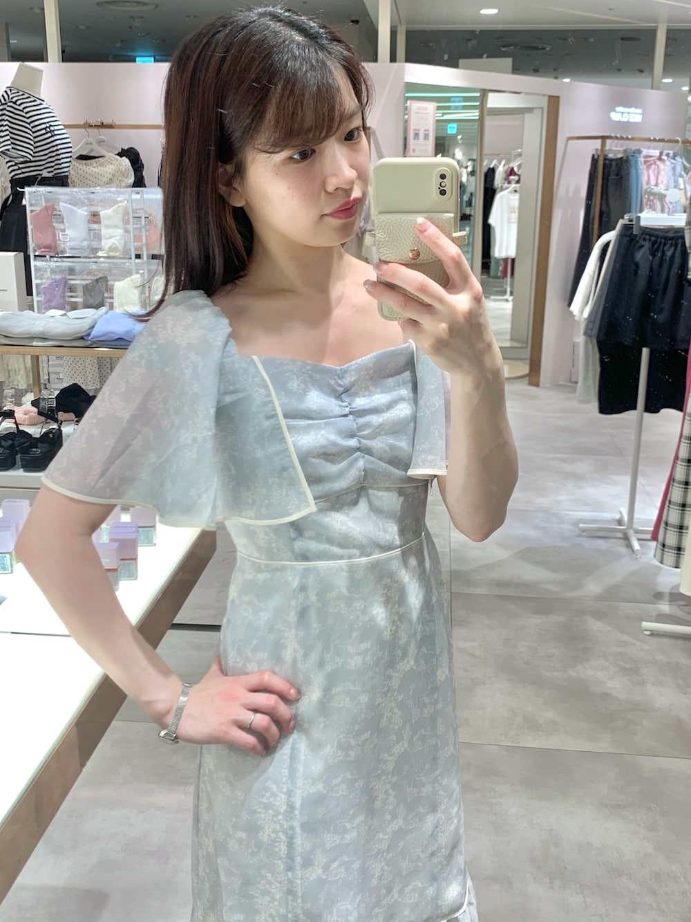 ホワイト系のショルダーバッグ、グレー系のワンピース、ホワイト系のサンダルを着用したレディースの夏コーディネートの7枚目の写真