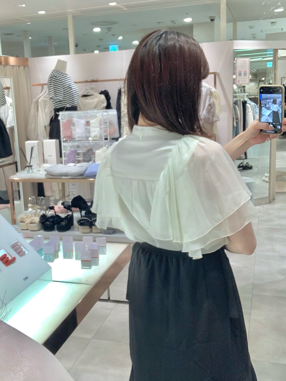 ホワイト系のサンダル、ベージュ系のスカート、ホワイト系のシャツ/ブラウスを着用したレディースの夏コーディネートの7枚目の写真