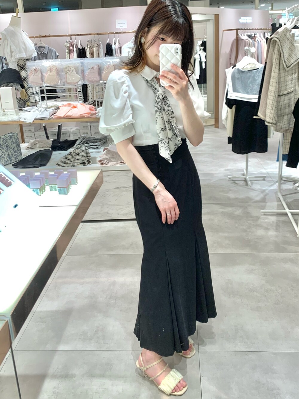 ホワイト系のシャツ/ブラウス、イエロー系のショルダーバッグ、ホワイト系のサンダルを着用したレディースの春コーディネートの7枚目の写真