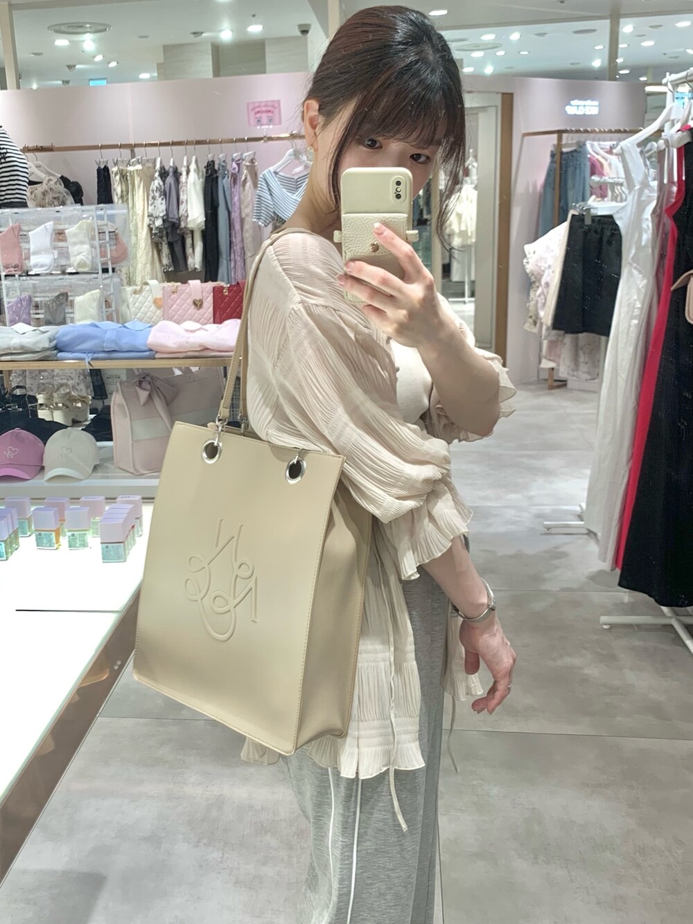 ホワイト系のサンダル、グレー系のスウェットパンツ、ホワイト系のシャツ/ブラウスを着用したレディースの夏コーディネートの10枚目の写真