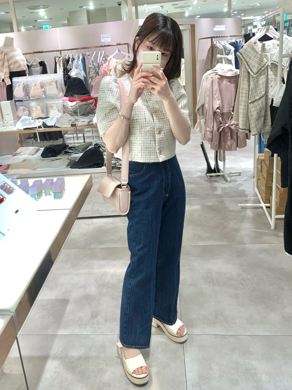 ホワイト系のボディバッグ/ウエストポーチ、ホワイト系のサンダル、ホワイト系のノーカラージャケットを着用したレディースの春コーディネートの7枚目の写真