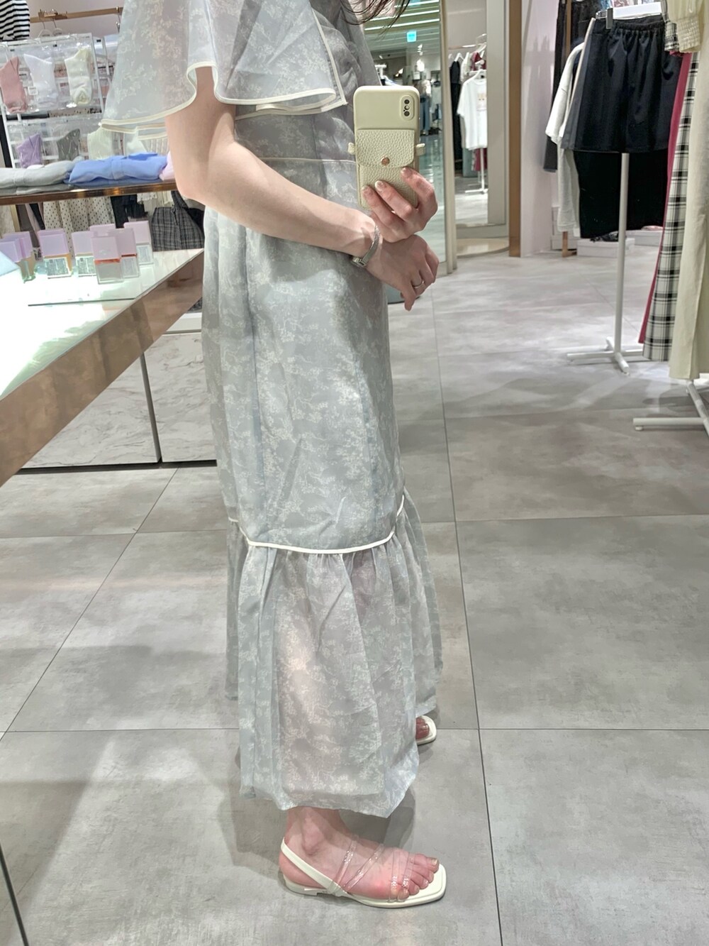 ホワイト系のショルダーバッグ、グレー系のワンピース、ホワイト系のサンダルを着用したレディースの夏コーディネートの8枚目の写真