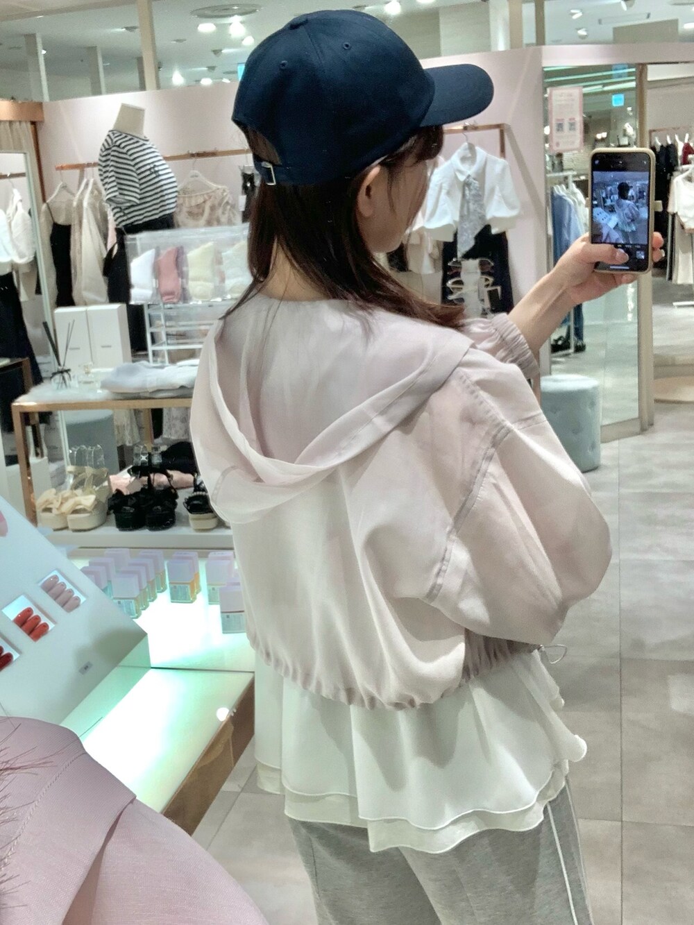 ホワイト系のショルダーバッグ、ホワイト系のサンダル、グレー系のスウェットパンツを着用したレディースの夏コーディネートの6枚目の写真