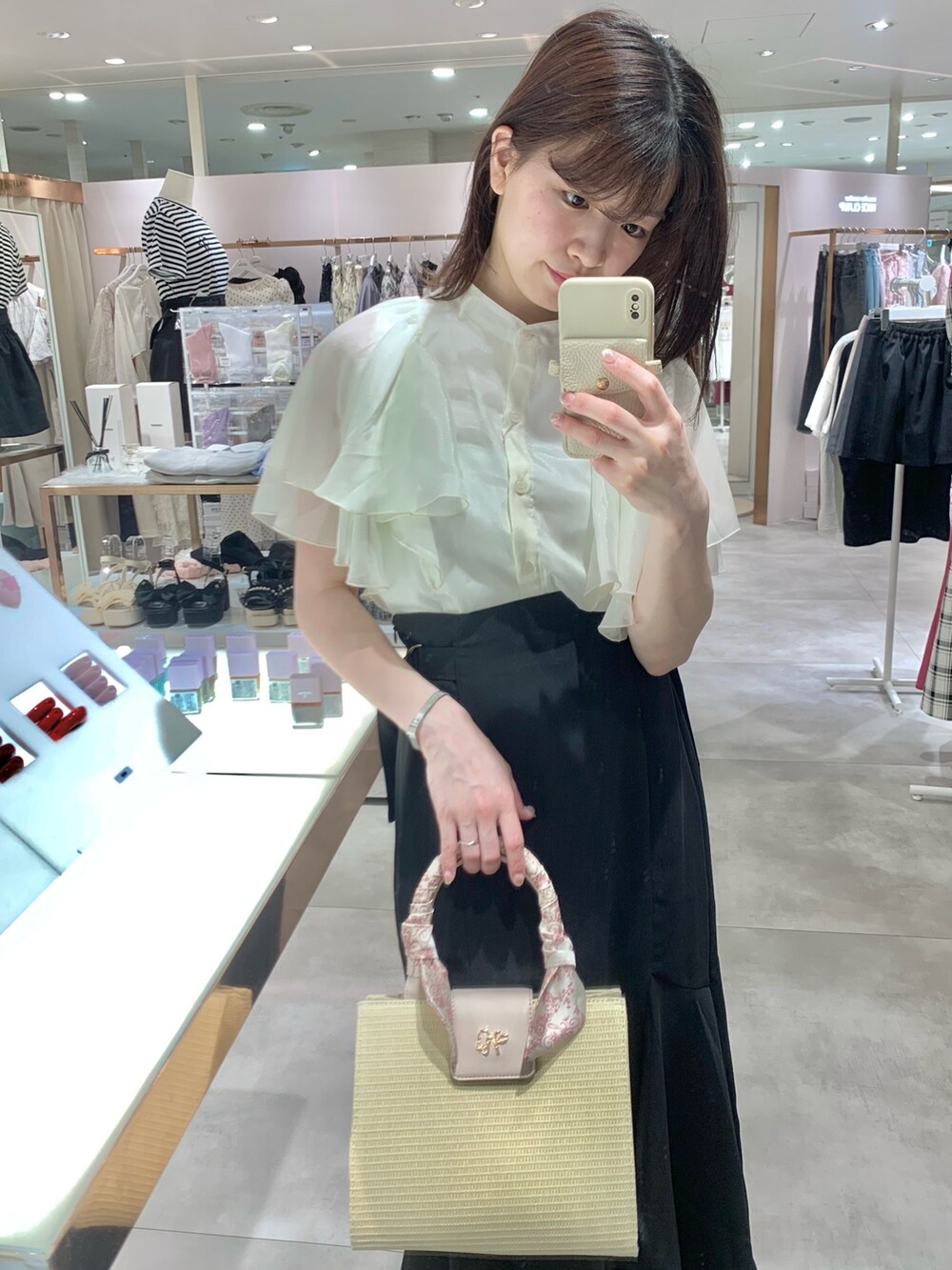 ホワイト系のサンダル、ベージュ系のスカート、ホワイト系のシャツ/ブラウスを着用したレディースの夏コーディネートの6枚目の写真