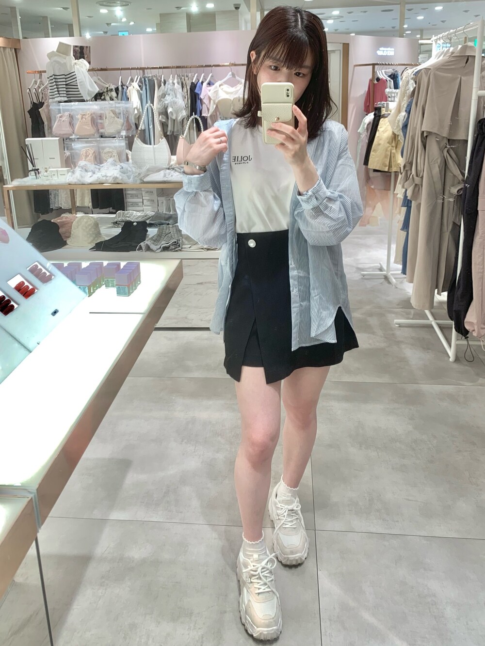 ブラック系のその他パンツ、ブラック系のショルダーバッグ、ブルー系のシャツ/ブラウスを着用したレディースの春コーディネートの3枚目の写真