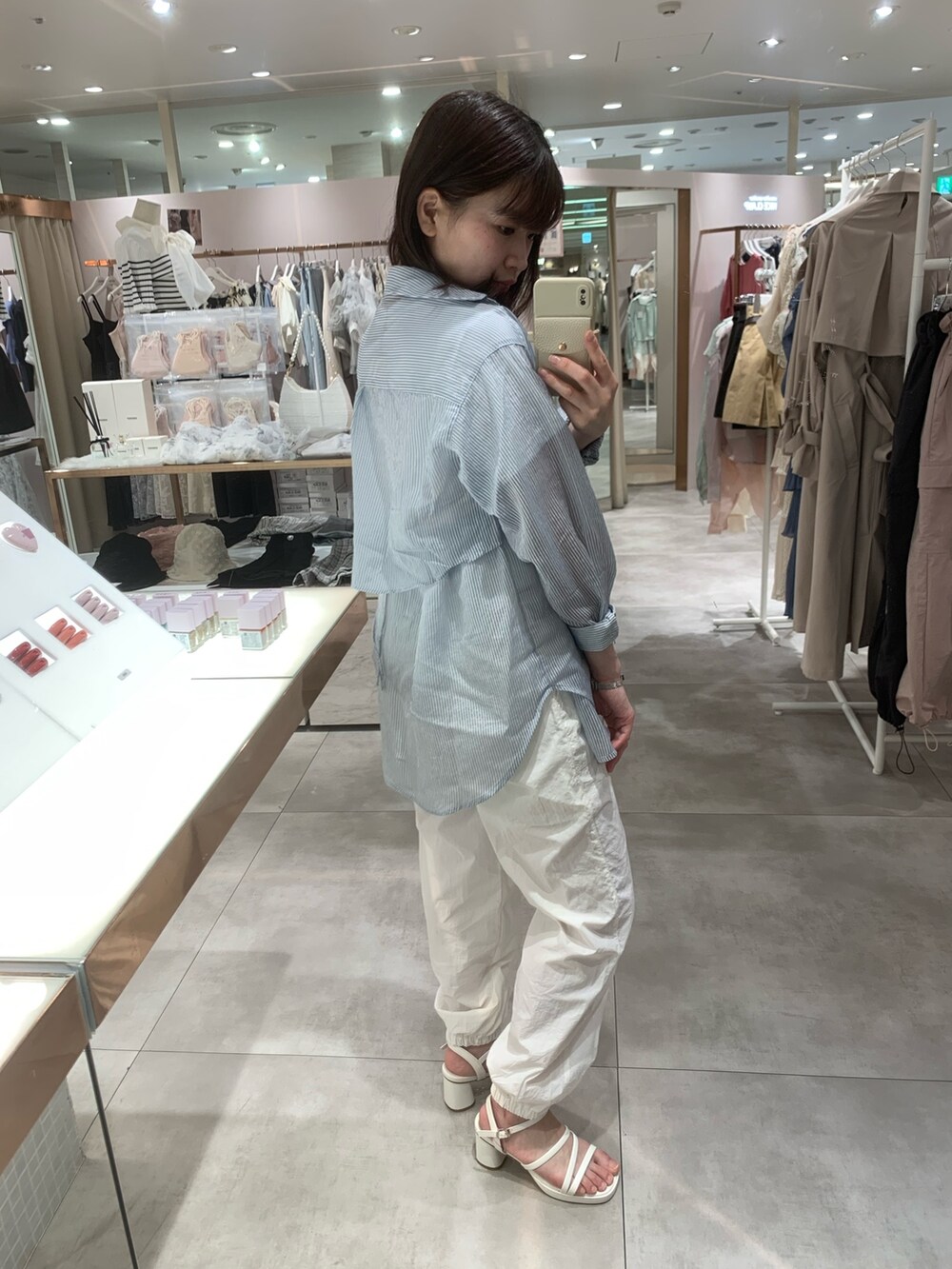 ブラック系のその他パンツ、ブラック系のショルダーバッグ、ブルー系のシャツ/ブラウスを着用したレディースの春コーディネートの7枚目の写真