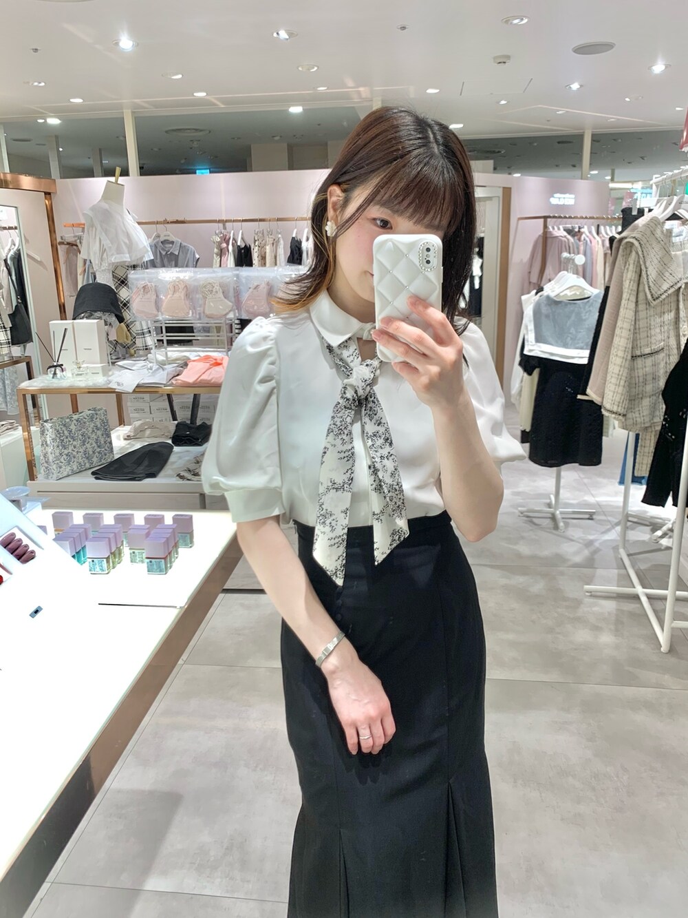 ホワイト系のシャツ/ブラウス、イエロー系のショルダーバッグ、ホワイト系のサンダルを着用したレディースの春コーディネートの6枚目の写真