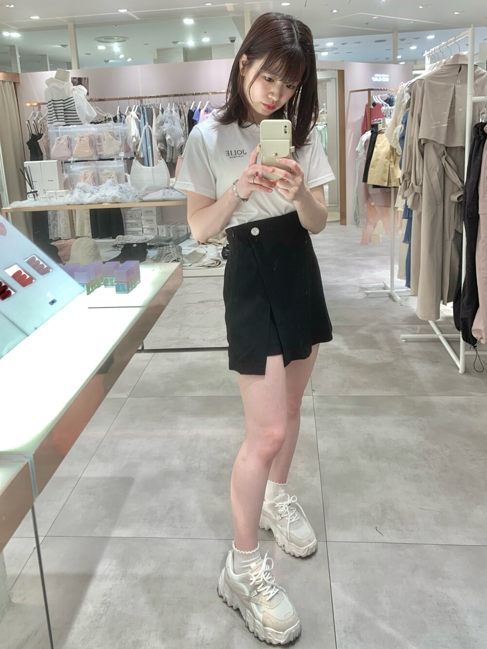 ブラック系のその他パンツ、ブラック系のショルダーバッグ、ブルー系のシャツ/ブラウスを着用したレディースの春コーディネートの6枚目の写真