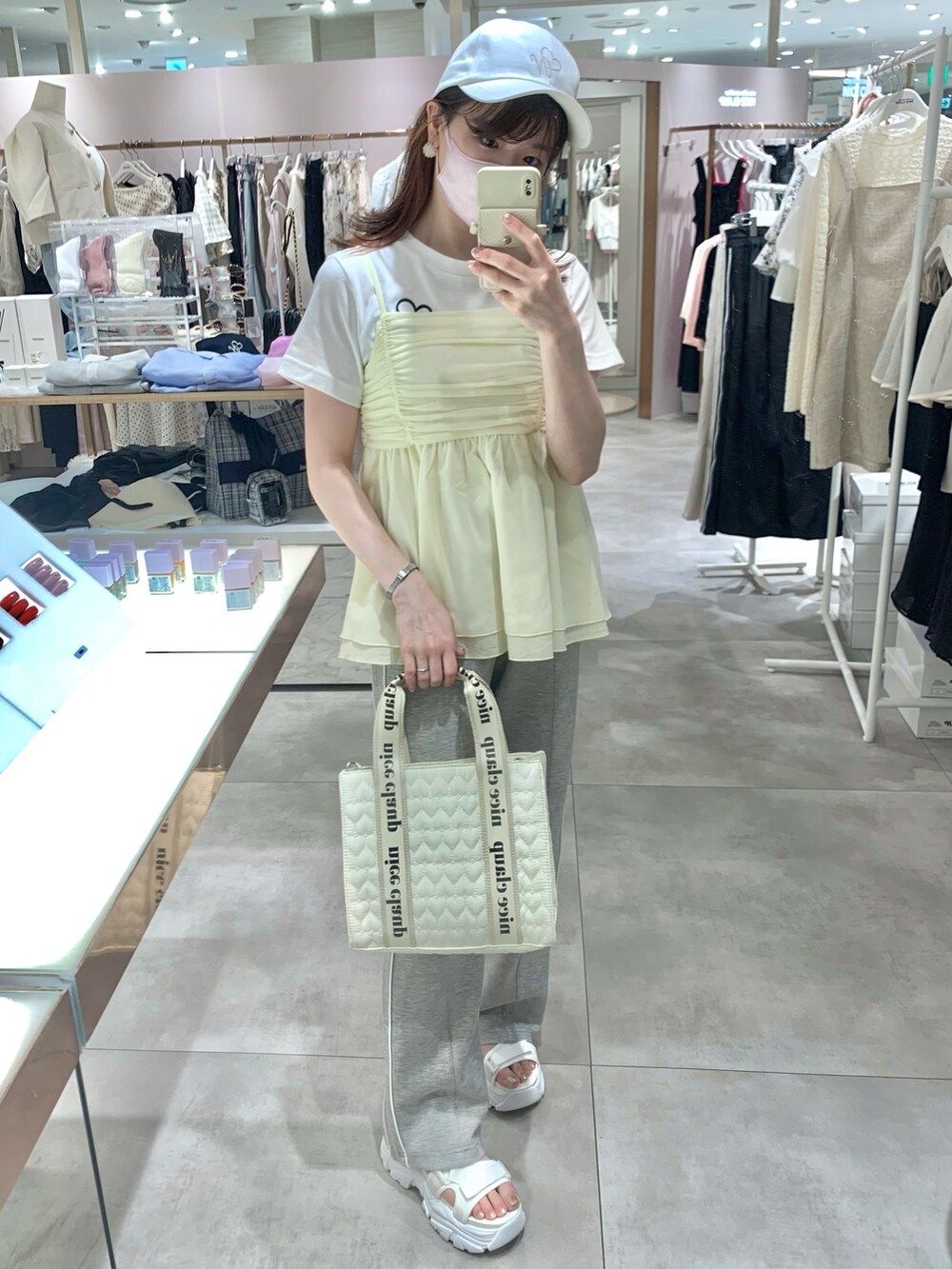 ホワイト系のTシャツ/カットソー、ホワイト系のサンダル、イエロー系のキャミソールを着用したレディースの春コーディネートの3枚目の写真