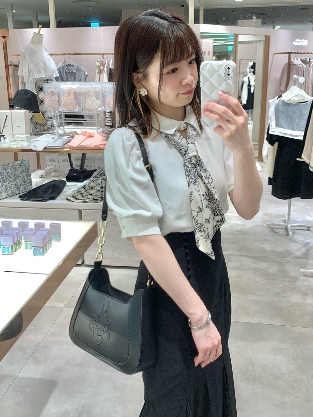 ホワイト系のシャツ/ブラウス、イエロー系のショルダーバッグ、ホワイト系のサンダルを着用したレディースの春コーディネートの2枚目の写真
