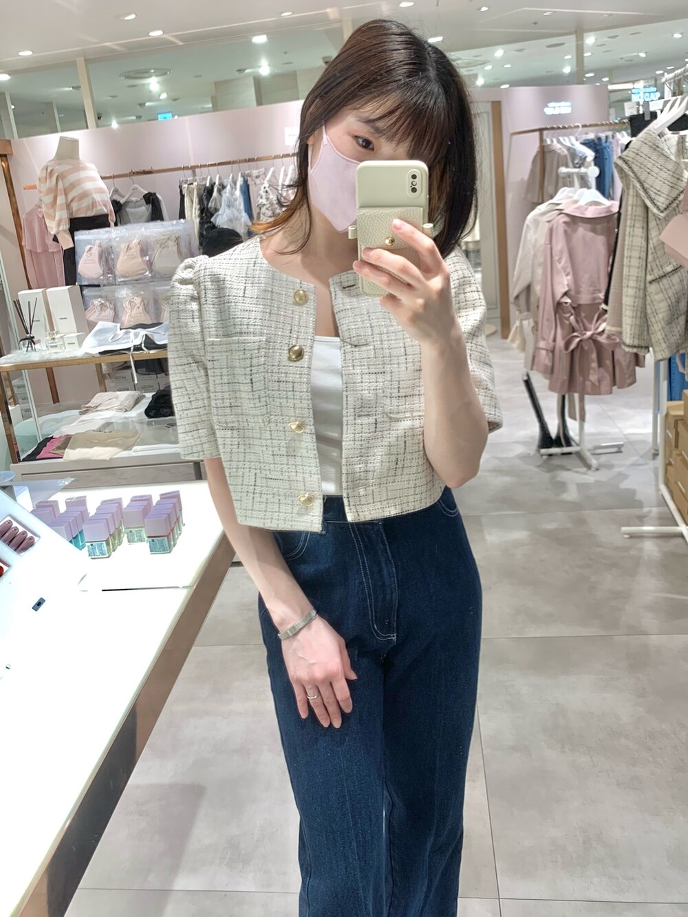 ホワイト系のボディバッグ/ウエストポーチ、ホワイト系のサンダル、ホワイト系のノーカラージャケットを着用したレディースの春コーディネートの9枚目の写真