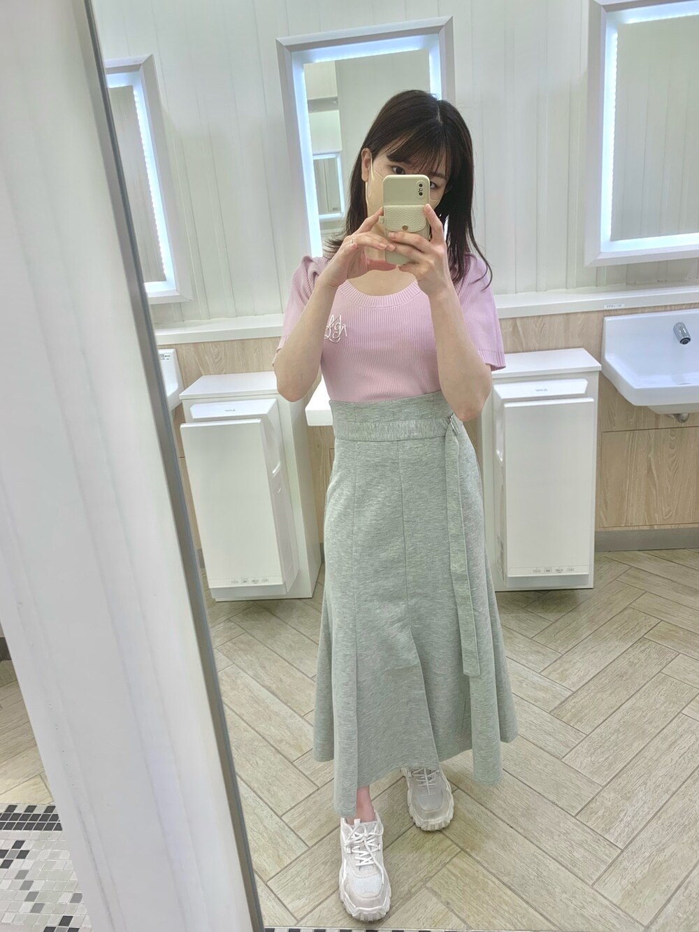 ピンク系のニット/セーター、ピンク系のスカートを着用したレディースの春コーディネートの3枚目の写真