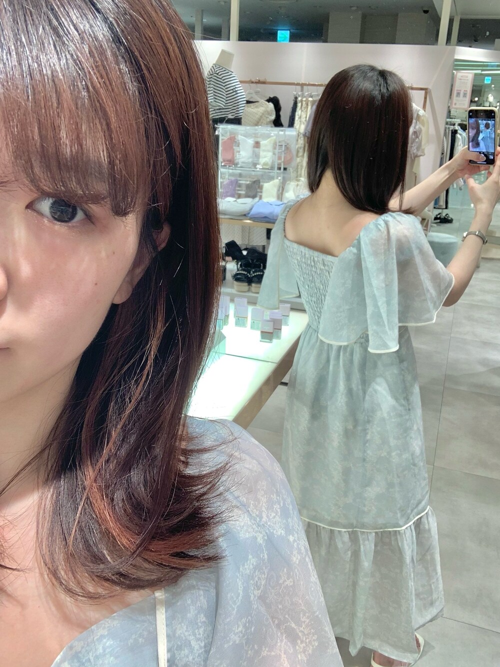 ホワイト系のショルダーバッグ、グレー系のワンピース、ホワイト系のサンダルを着用したレディースの夏コーディネートの6枚目の写真